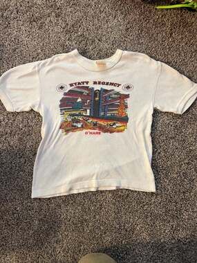 Vintage 80s Hyatt Regency O'Hare Chicago Hotel Graphic T-Shirt Single Stitch